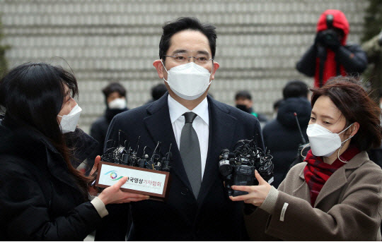 이재용 삼성전자 부회장이 18일 오후 서울 서초동 서울고등법원에서 열린 '국정농단' 사건 파기환송심 선고공판에 출석하며 법정으로 향하고 있다. <연합뉴스>